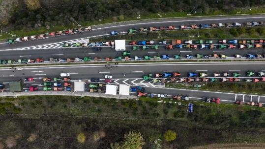 Greqia e ‘paralizuar’, fermerët vijojnë të bllokojnë rrugët kombëtare! Aksi Kakavijë-Janinë i pakalueshëm nga ora 18:00-21:00