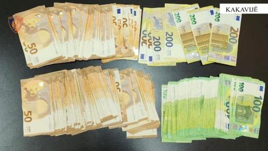 Tentoi të kalonte përmes doganës së Kakavijës 22 mijë euro pa i deklaruar, nis hetimi për 54-vjeçarin