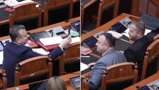 FOTOLAJM/ Ervin Hoxha e Ardit Bido pozojnë të buzëqeshur, Taulant Balla bën fotografin