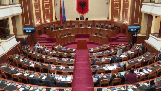 FOTOLAJM/ Seancë maratonë në Kuvend, deputetët braktisin sallën