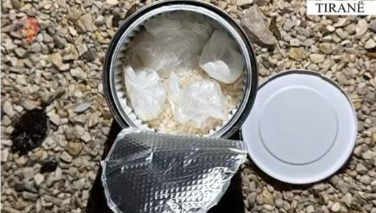 Tiranë/ Kishte fshehur në oborrin e banesës kokainë në doza, pranga 41-vjeçarit! Lënda narkotike u gjet brenda një ene me oriz