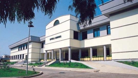 Spitali Rajonal Durrës përgënjeshtron lajmin: Nuk ikën dritat gjatë operimit të 15-vjeçarit që u plagos me thikë