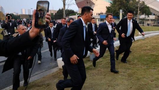 Macron bëhet viral në rrjet, vrapon dhe anashkalon sigurinë për të përshëndetur turmat e studentëve që brohorisnin 