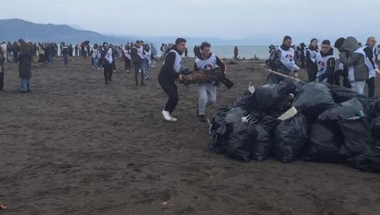 Nxënës dhe studentë pastrojnë bregdetin e Velipojës, kryeministri Rama ndan pamjet: Shembull frymëzimi 