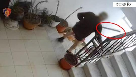 Goditi me shkop gruan dhe e plagosi rëndë, arrestohet 76-vjeçari në Durrës! Momenti kur e ndjek nga pas për ta goditur (VIDEO)
