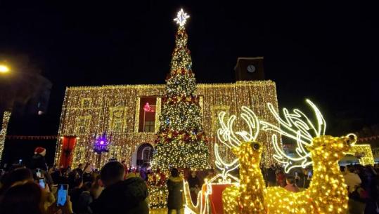 Ndizen dritat e festave në Durrës, qindra qytetarë dhe fëmijë i bashkohen ceremonisë së përvitshme