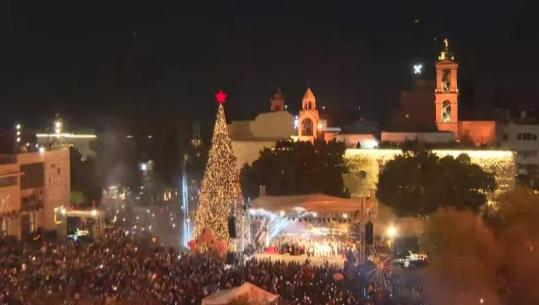 Ndizet për herë të parë që nga fillimi i luftës në Gaza pema e Krishtlindjeve në Betlehem