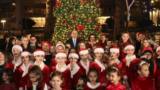 Në vigjilje të festave të fundvitit/ Presidenca ndez dritat e pemës së Krishtlindjeve me miq të veçantë