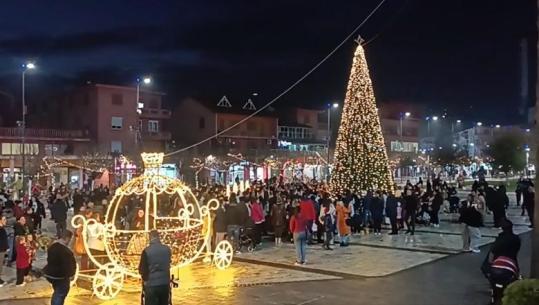 Nis sezoni i festave edhe në Lushnjë, ndizen dritat në qytet (VIDEO)