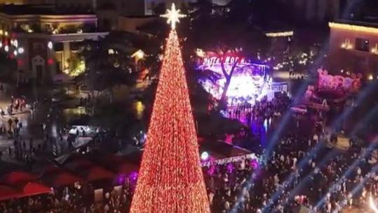 ‘Dhjetori i festave’, pamjet magjike nga 'Sheshi Skënderbej'