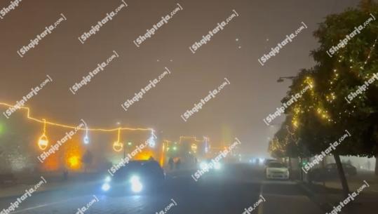 VIDEOLAJM/ Mjegulla ‘pushton’ qytetin e Elbasanit, zbeh dekorin e festave të fundvitit