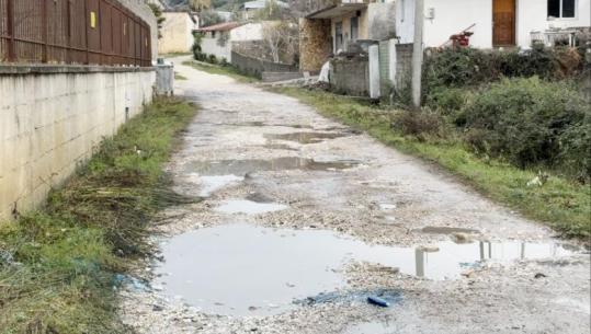 Vlorë/ Prej 30 vitesh të lënë pas dore, banorët e Ish-fabrikës kërkojnë rregullimin e rrugës: Vijnë vetëm për vota e bëjnë sikur e shtrojnë