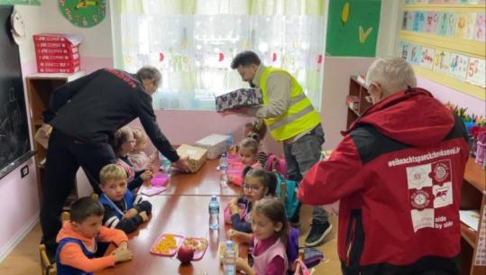Festat e fundvitit/ Dhurata për 1 mijë fëmijë në Lezhë, organizata nga Gjermania pako festive për vogëlushët e zonave rurale