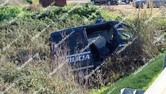 Furgoni i FNSH përplaset me makinën dhe përfundon në kanal, 2 efektivë të plagosur nga aksidenti në Fier