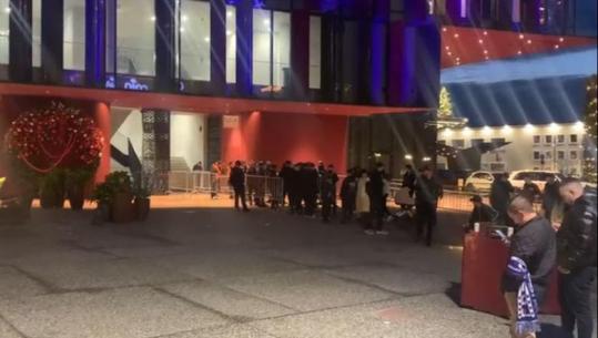 LIVE/ Tirana - Partizani derbi i shumë problemeve, nis futja e tifozëve në stadiumin 'Air Albania'