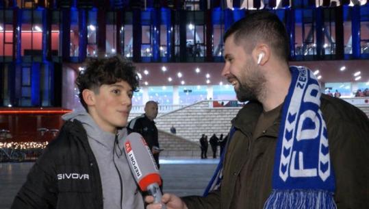 VIDEO/ Prag-derbi, tifozi i Tiranës i vendos gazetarit të Report Tv shallin bardheblu: Rëndësi ka vetëm fitorja kundër Partizanit