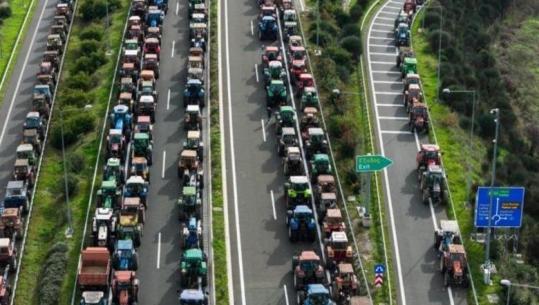 Greqi/ Protestat e fermerëve bllokojnë sërish aksin Kakavijë-Janinë, qarkullimi do të jetë i lirë vetëm për automjetet e emergjencës