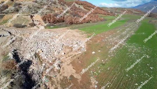 Pogradec/ Ndotje alarmante në fshati Çërravë, çahet diga e rezervuarit dhe nxjerr tonelata me plehra në tokat bujqësore