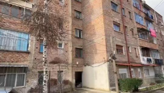  Korçë/ 70-vjeçarja gjendet e pajetë në banesë, dyshohet se ndërroi jetë ditë më parë! Fqinja: Ishte e paralizuar, djalin e ka në burg 