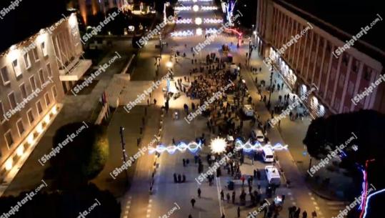Në Ditën e Rinisë, Berisha mbledh në protestë vetëm një grusht militantësh para Kryeministrisë