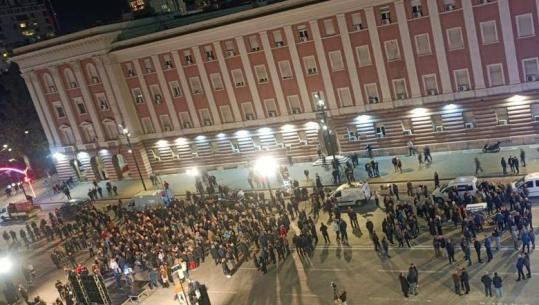 Protesta me një grusht militantësh, Balla s’kursen ironinë ndaj PD: Ku vajtën krushqit? Dasmë si mos më keq këtë javë