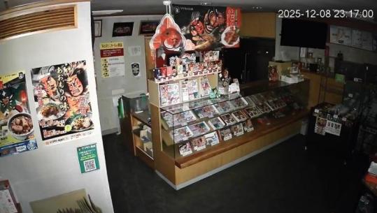 Tërmeti me magnitudë 7.6 ballë ‘shkund’ Japoninë, lëshohet paralajmërim për cunami (VIDEO)