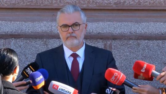 Mbledhja e grupit të PS, ministri Gogu: Për Ballukun qeveria do bëjë atë që do vendosë ‘Kushtetuesja’! Veprimet e Salianjit të lavdërueshme