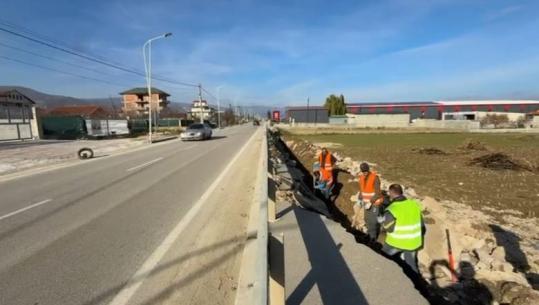 Shembja e trotuarit në aksin Pogradec-Qafë Plloçë, kompania ndërtuese nis riparimin