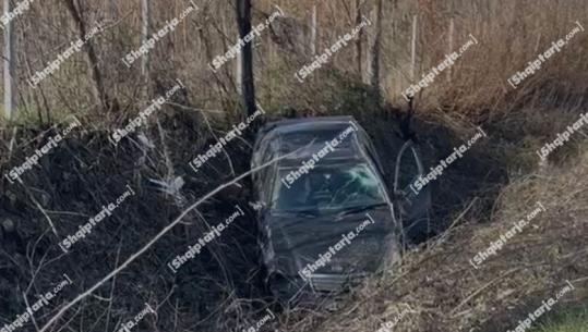 Po kalonte rrugën, makina përplas për vdekjen këmbësorin në aksin Korçë - Bilisht! Mjeti përfundon në kanal (VIDEO)
