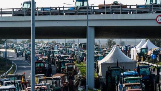 Greqi, 80 bllokada nga fermerët, nga nesër bllokohet ura në Patras dhe tentohet bllokimi i porteve