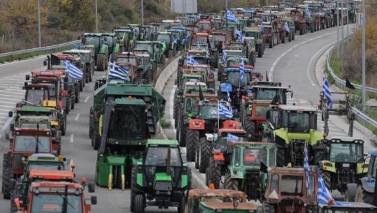 Greqi/ Protestat e fermerëve bllokojnë sërish aksin Kakavijë-Janinë, qarkullimi do të jetë i lirë vetëm për automjetet e emergjencës