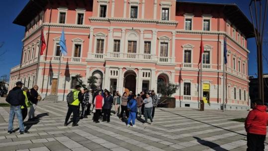 Punonjësit e pastrimit të rrugëve në Vlorë kundërshtojnë vendimin e Bashkisë: Fshirja, jo gjatë ditës! E pamundur nga kalimtarët dhe qarkullimi