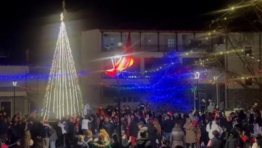 Atmosfera festive në Bashkinë Roskovec, ndizen dritat e pemës së fundvitit në qendër të qytetit