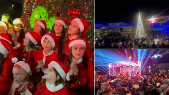 Bulqiza, Roskoveci e Vlora ndezin dritat e pemës së fundvitit, qendrat e qyteteve gëlojnë nga atmosfera festive (VIDEO)