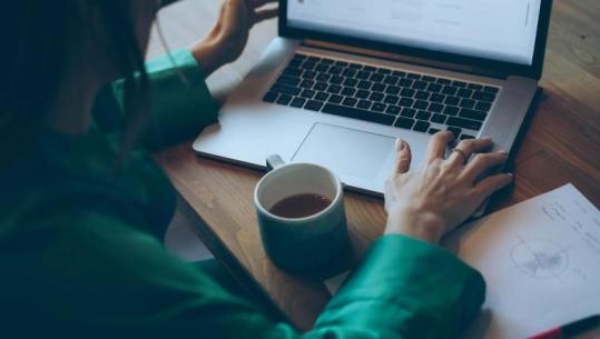 Spanjë/ 22-vjeçarja pushohet nga puna se shkonte çdo ditë 40 minuta përpara orarit, gjykata i jep të drejtë punëdhësit!