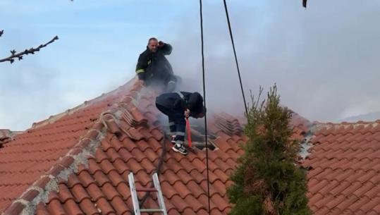 Pogradec/ Përfshihet nga flakët banesa në fshatin Guras, evakuohen familjarët (VIDEO)