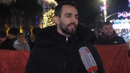 Protesta përpara kryeministrisë, Lapaj për Report Tv: Ftojmë të djathtë e të majtë të na bashkohen! Do të qëndrojmë këtu derisa të na mbajë fuqia