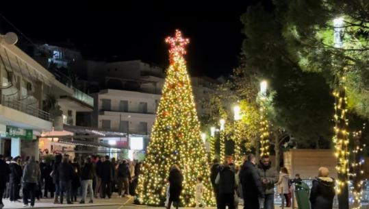 Ndizen dritat e pemës së Krishtlindjeve në Himarë, atmosferë festive në sheshin e qytetit 