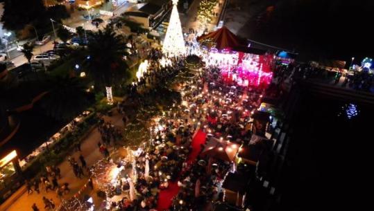 Ndizen dritat e pemës së Vitit të Ri në Belsh, koncert festiv nga fëmijët në pedonalen e qytetit