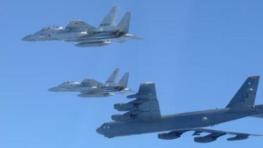 Bombarduesit amerikanë i bashkohen avionëve luftarakë japonezë në shfaqje force pas stërvitjeve Kinë-Rusi