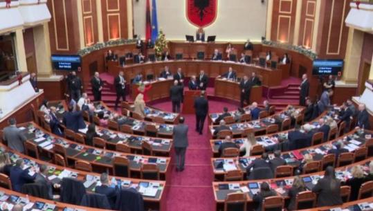 Sali Berisha bllokon foltoren, kryetari i Kuvendit ndërpret seancën me kërkesën e PD
