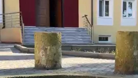 Pakkush e di se në lulishten para Katedrales së Fierit gjenden objektet antike 2400-vjecare! Historiani: Duhet të përfshihen në guidën turistike