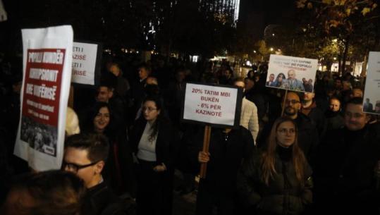 Arlind Qori protestë përpara Kuvendit, aktivistët e ‘Lëvizja Bashkë’ kundër Ramës dhe buxhetit 2026