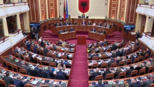 Mbyllet mocioni me debat, Rama shkon në Kuvend para nisjes së votimit, mbledh Grupin Parlamentar të PS  