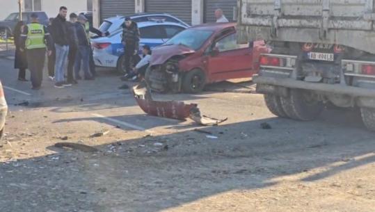Aksident në Durrës, kamioni i mallrave përplaset me automjetin
