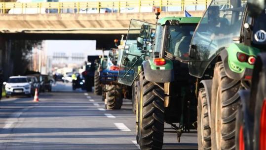 Greqia e ‘paralizuar’, fermerët vijojnë të bllokojnë rrugët kombëtare! Aksi Kakavijë-Janinë, i pakalueshëm nga ora 18:00-21:00
