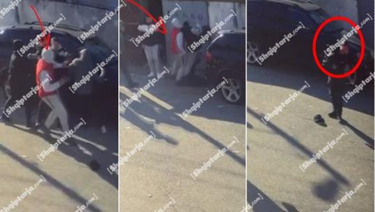 Ekskluzive/ Report Tv siguron pamjet e sherrit të gjimnazistëve në Shkodër, rreth 20 të rinj grushtojnë njëri-tjetrin! Njëri nxjerr thikën dhe godet shokët (VIDEO)