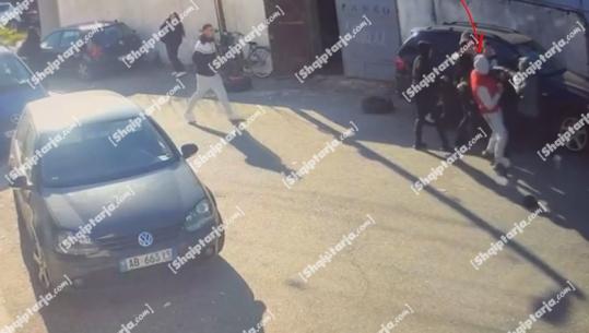 Ekskluzive/ Report Tv siguron pamjet e sherrit të gjimnazistëve në Shkodër, rreth 20 të rinj grushtojnë njëri-tjetrin! Njëri nxjerr thikën dhe godet shokët (VIDEO)
