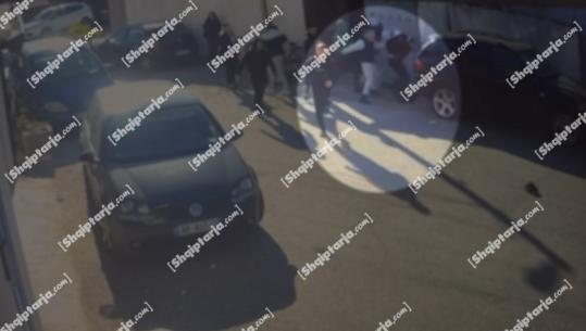 Përplasja e dhunshme para gjimnazit në Shkodër ku u plagosën 2 të mitur, 2 të rinj në pranga, 5 në hetim