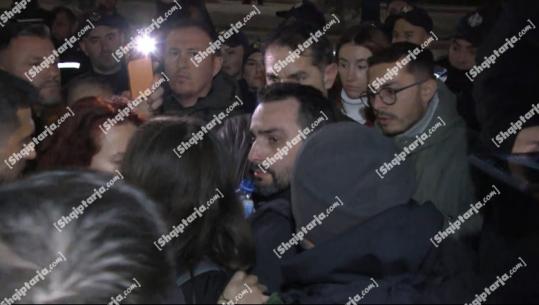 Lapaj humb ndjenjat para Kryeministrisë! Përplasje mes protestuesve dhe policisë, blutë tentuan të sekuestronin gjeneratorin e sjellë nga emigranti shqiptar (VIDEO)